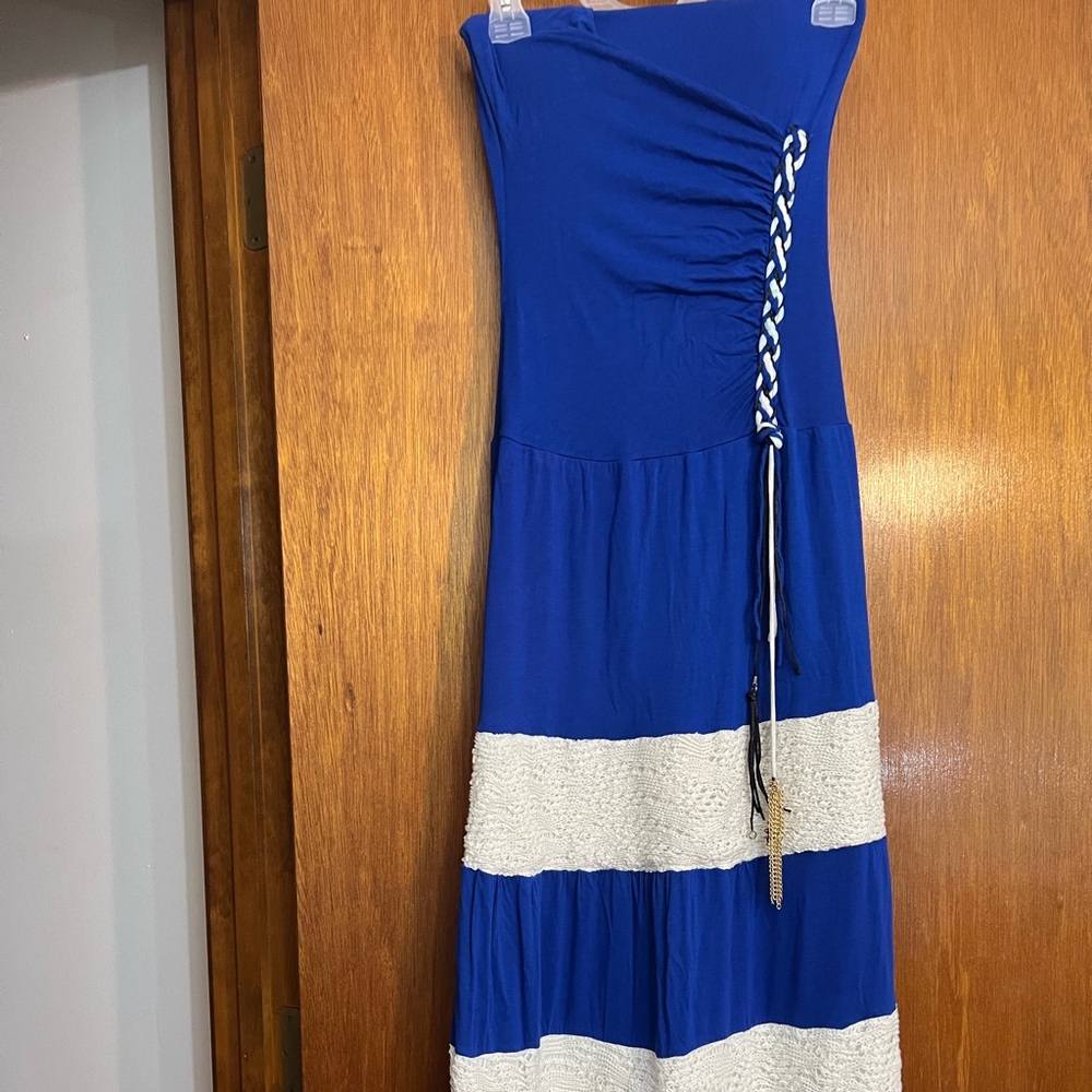 Strapless blue long dress perfect for summer. 
Made in Colombia